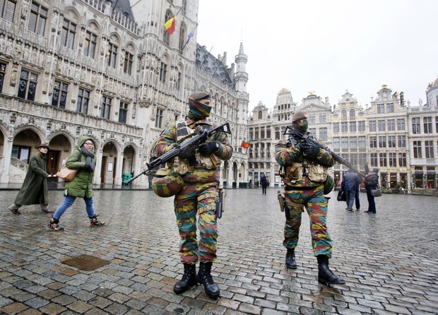 Belgium+police+officers+patrol+the+Grand+Place+in+central+Brussels%2C+Belgium%2C+Tuesday%2C+Nov.+24%2C+2015.+The+lockdown+has+closed+the+capital%E2%80%99s+subways+and+schools.+Officials+have+recommended+that+popular+shopping+districts+be+shuttered+and+advised+people+to+avoid+public+places+since+they+could+be+targeted+by+terrorists.+%28AP+Photo%2FMichael+Probst%29