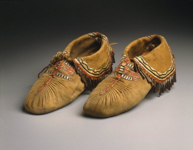 Native American girl not allowed to wear moccasins at graduation