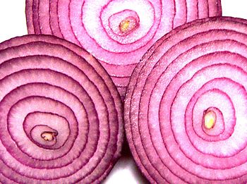 Red onion slices