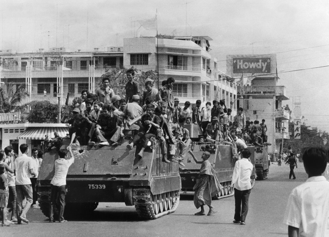 The young Khmer Rouge guerrilla soldiers atop their US-made armored vehicles enter 17 April 1975 Phnom Penh, the day Cambodia fell under the control of the Communist Khmer Rouge forces. The Cambodian capital surrendered after a three and a half-month siege of Pol Pot forces.        (Photo credit should read SJOBERG/AFP/Getty Images)
