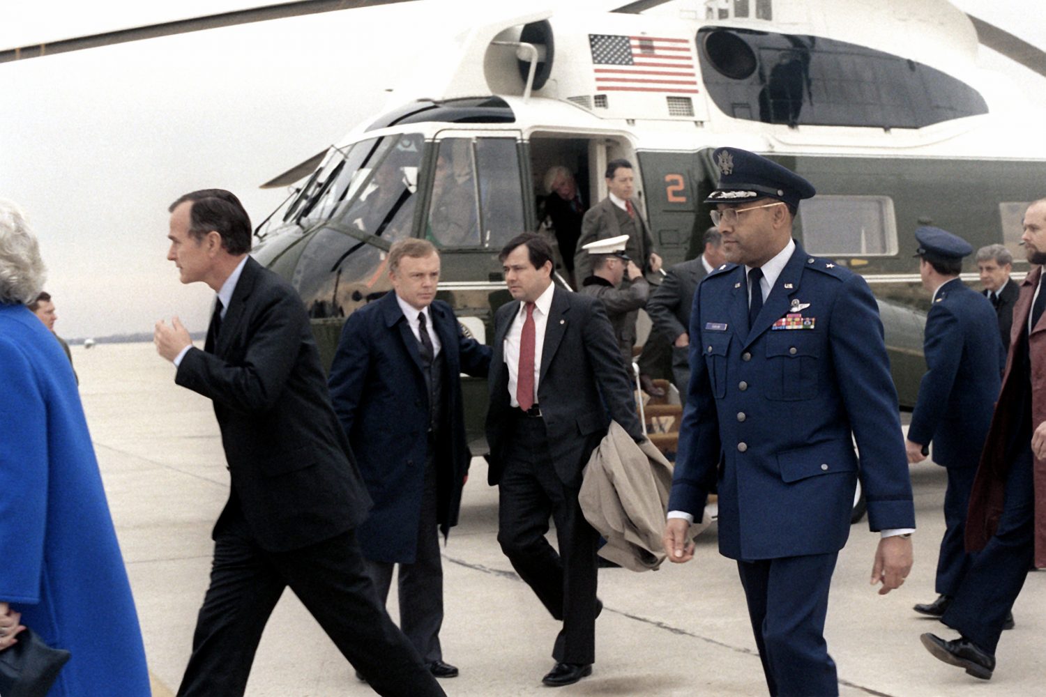 df-sc-82-06566_bush_hostages_iran