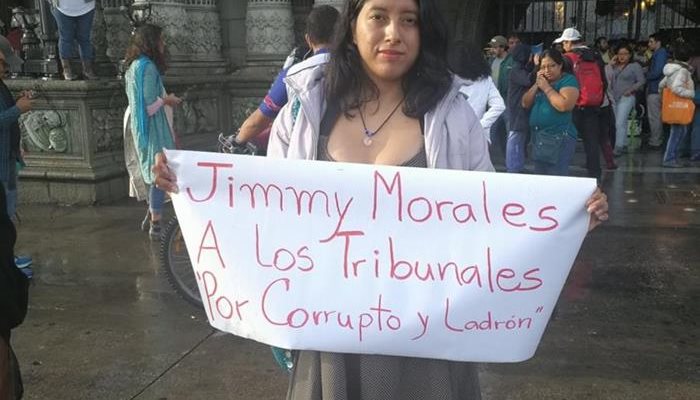 Image result for personas manifestando afuera del palacio nacional en guatemala