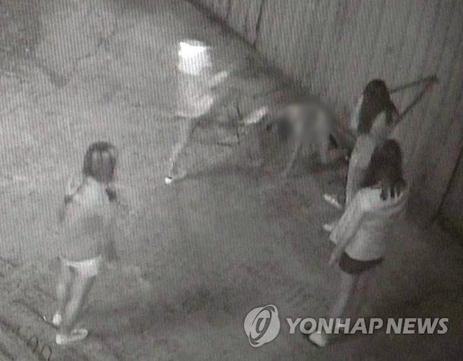 The crime was caught on a CCTV. Here: The victim on her knees surrounded by four middle school students of her age, of which two are attacking her.