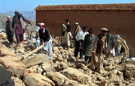 Afghans sift through the rubble of houses destroyed by an earthquake in Sherzad district of Nangarhar province April 17, 2009.   REUTERS/Rafiq Shirzad